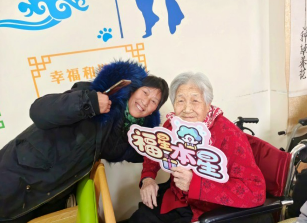志愿绘夕阳 温馨伴老行