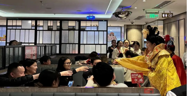 蛇年非遗春节大放异彩 多地餐饮市场喜迎开门红