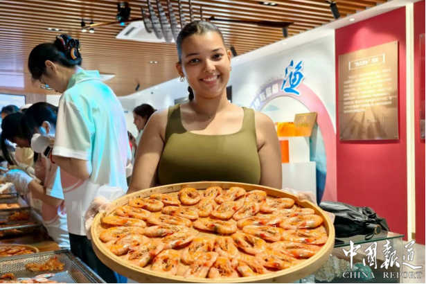 中外学子体验非遗瓦缸烘虾：在“嘎嘣脆”中感受传统匠心